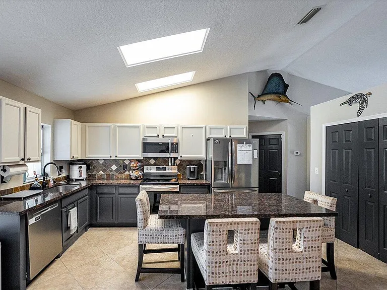 279 SW Glenwood Dr — Photo 2