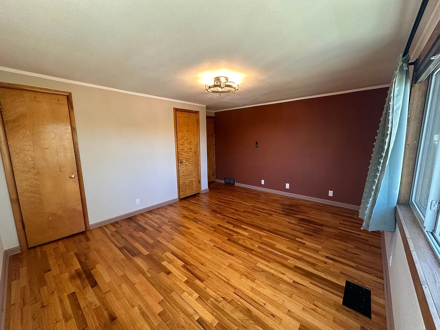 Beautiful 4 bedroom home with views of town — Photo 4