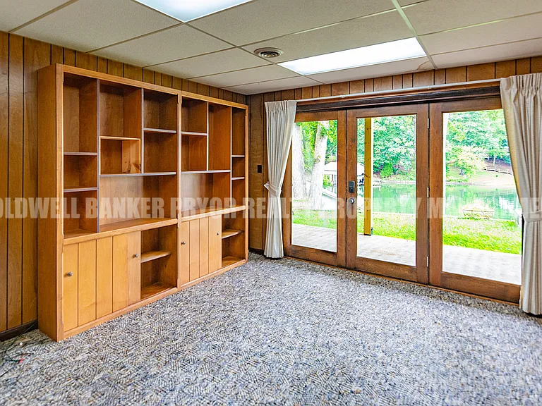165 Lakeshore Ct — Photo 38