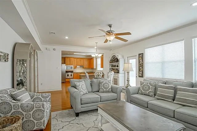 421 Creekside Ct — Photo 9