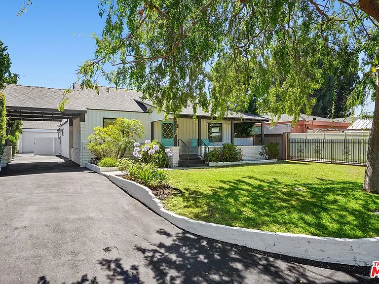 4940 Placidia Ave — Photo 2