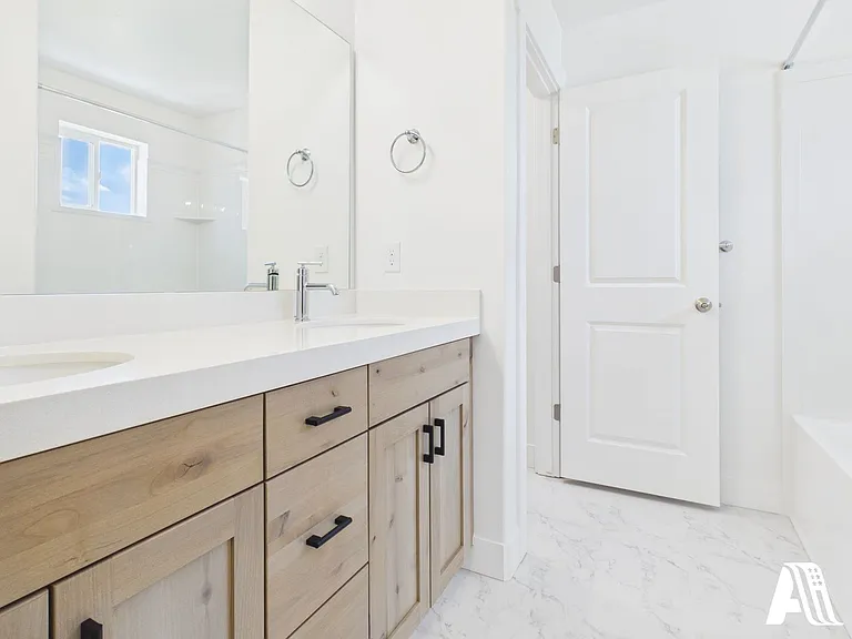443 E 650 N — Photo 10