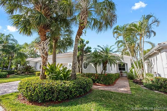 Spacious custom model located in boutique community of Bay Pointe - Weston Hills