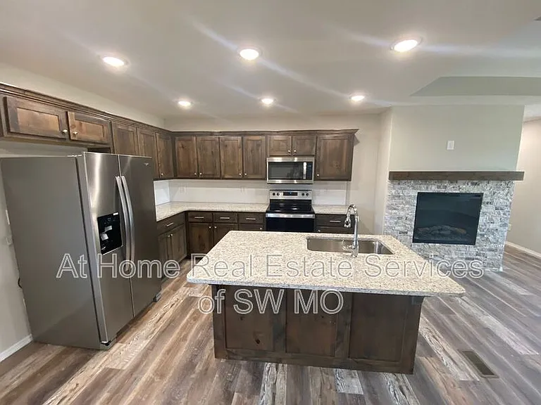 632 S Southgate St — Photo 2