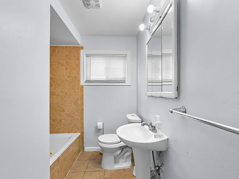 140 Hubbard St — Photo 23