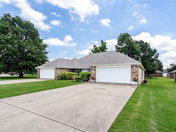2nd image of 211 Ravenwood Blvd