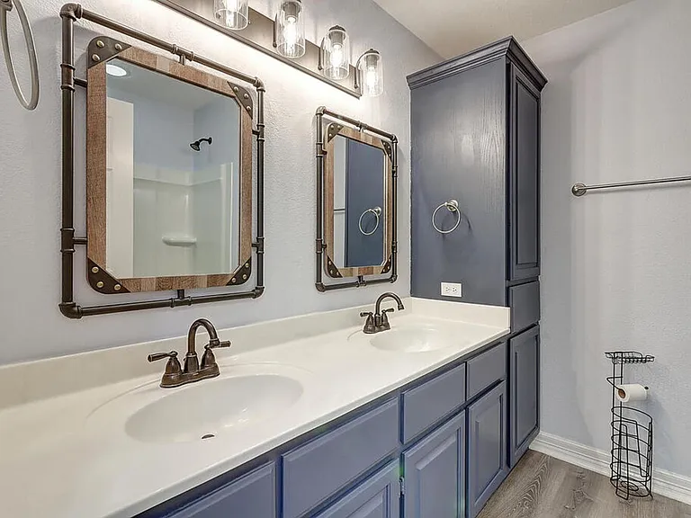 7810 Duchess St — Photo 49