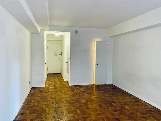 Sold by R New York | media 19