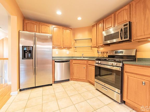 4th image of 32 Hanna Ln