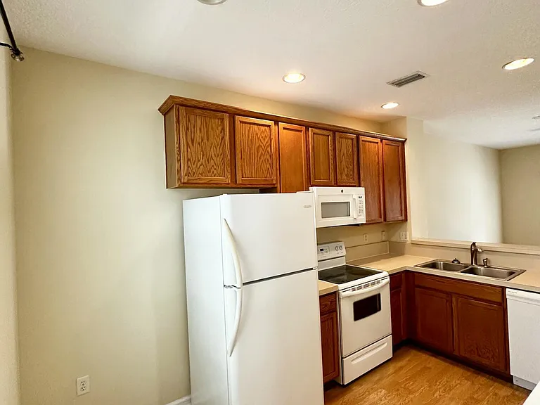 1496 Fieldview Dr — Photo 3