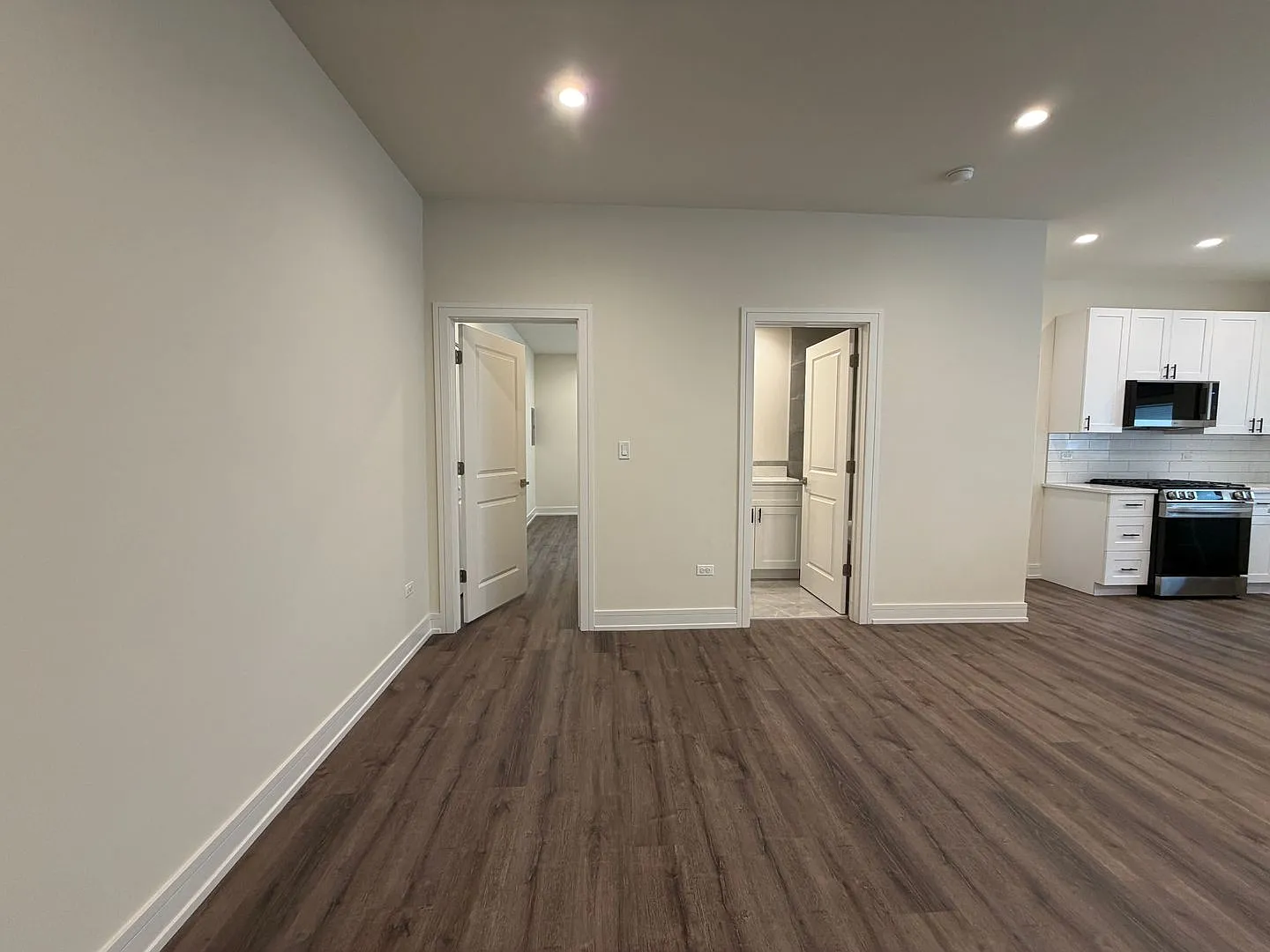 916 W. Belmont — Photo 2