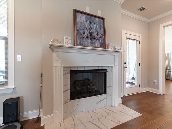 5th image of 371 Barksdale Ln