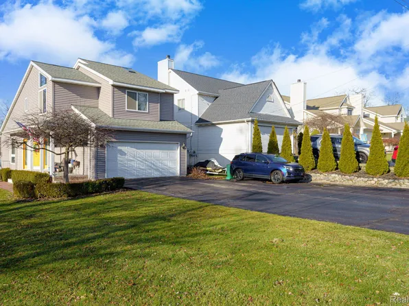 1444 Otter Ave, Waterford, MI 48328