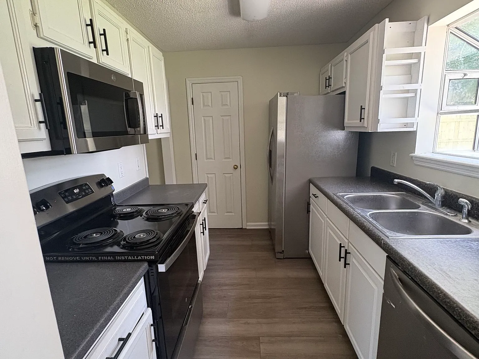 3 bed, 2.0 bath, 1566 sqft, $1,900 — Photo 3