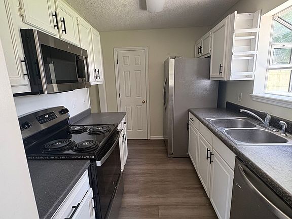 3rd image of 303 Holly Ct
