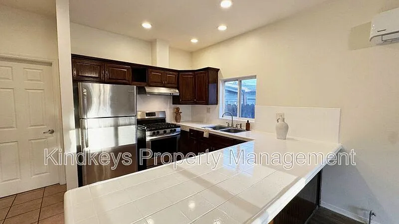 3 bed, 1.0 bath, $2,795 — Photo 2