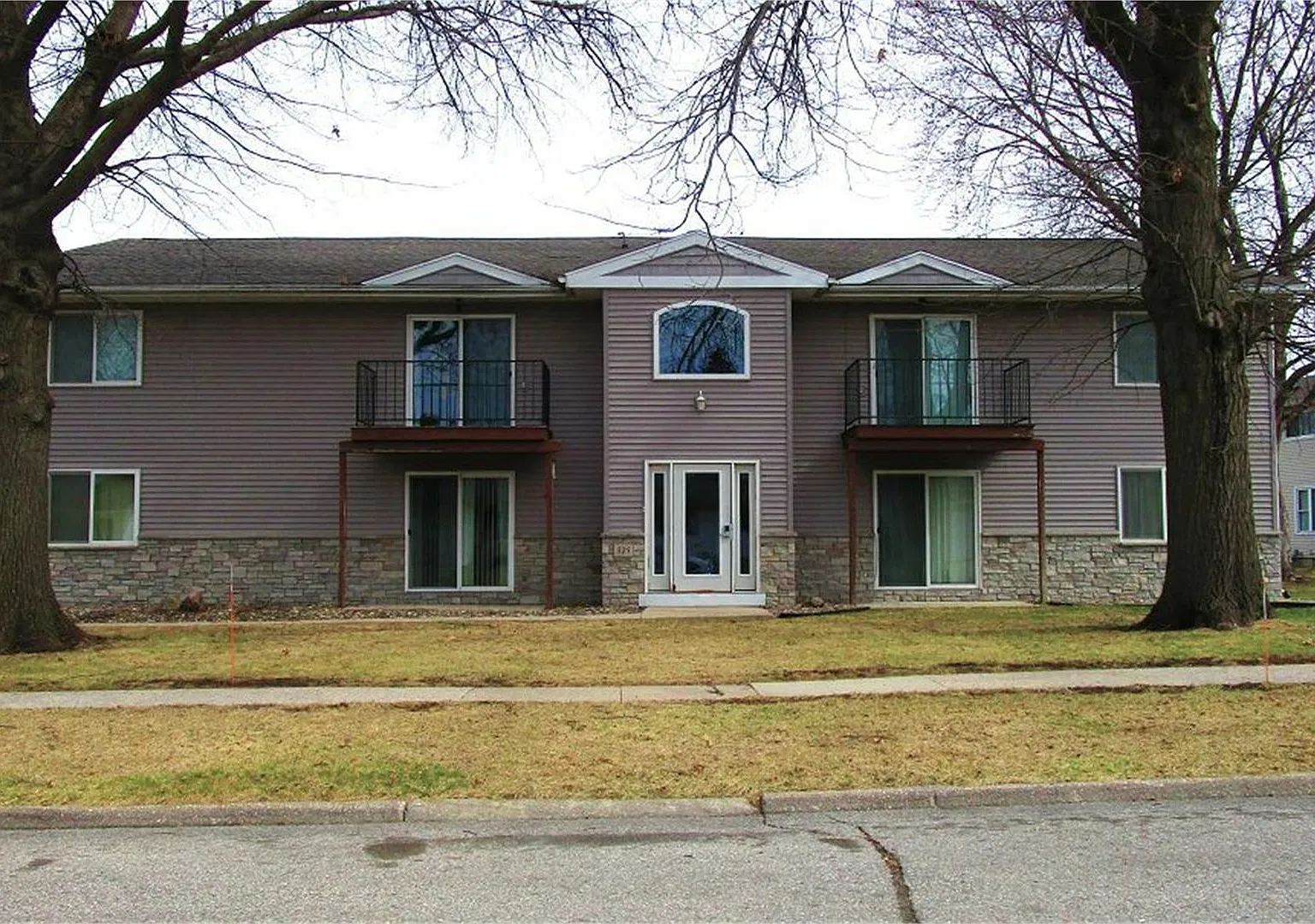 525 Colby Rd — Photo 1