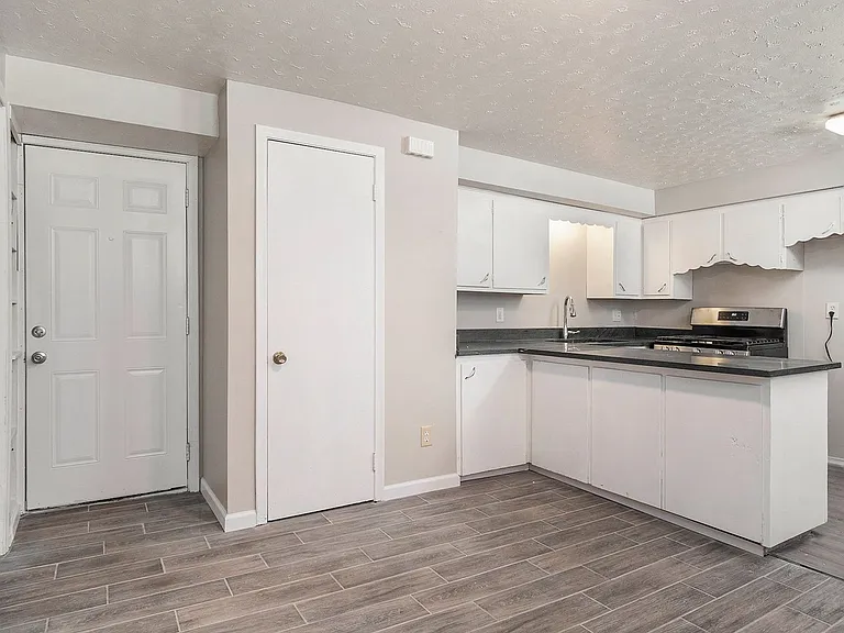 219 S 38th Ave — Photo 11