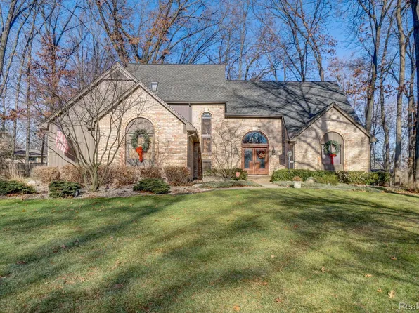 5941 Hunters Ridge Dr, Washington, MI 48094