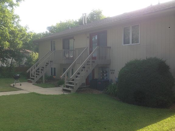 Rear entrance, which is most likely to be used. Stairs to the unit on the right.