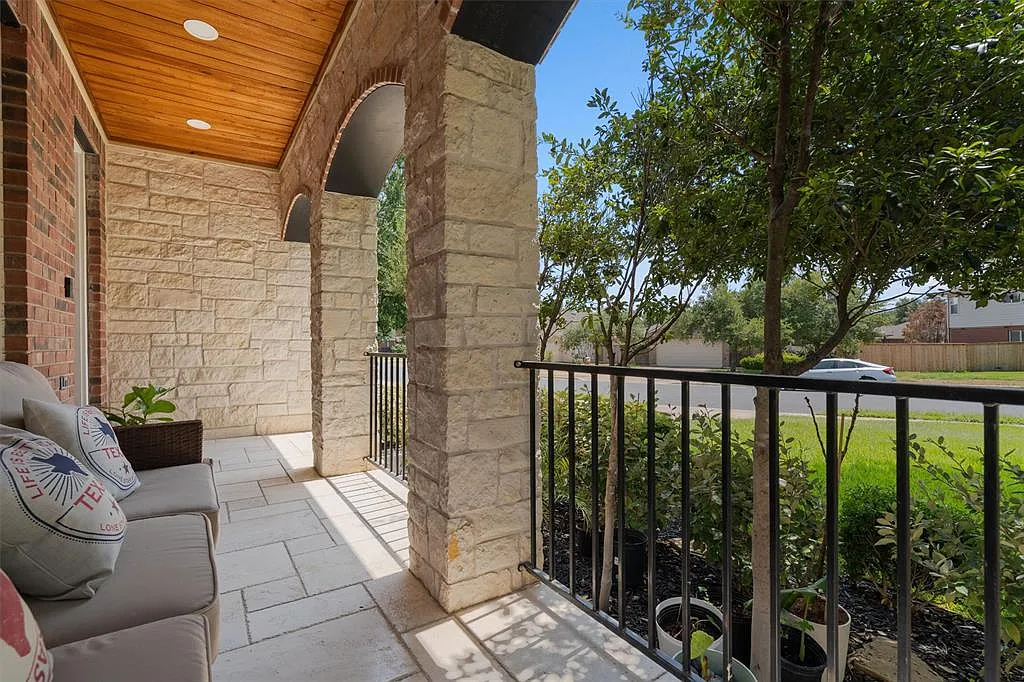 4 bed, 2.5 bath, 2848 sqft, $7,900 — Photo 3