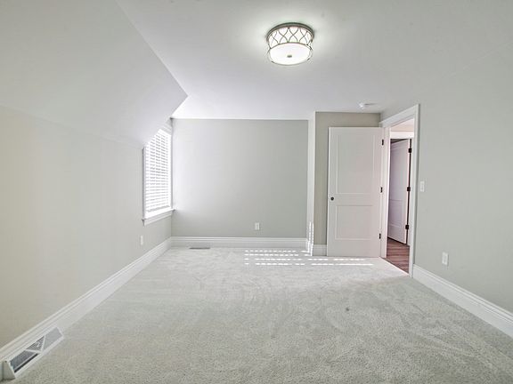3rd image of 31 Ohio Ave #17503750