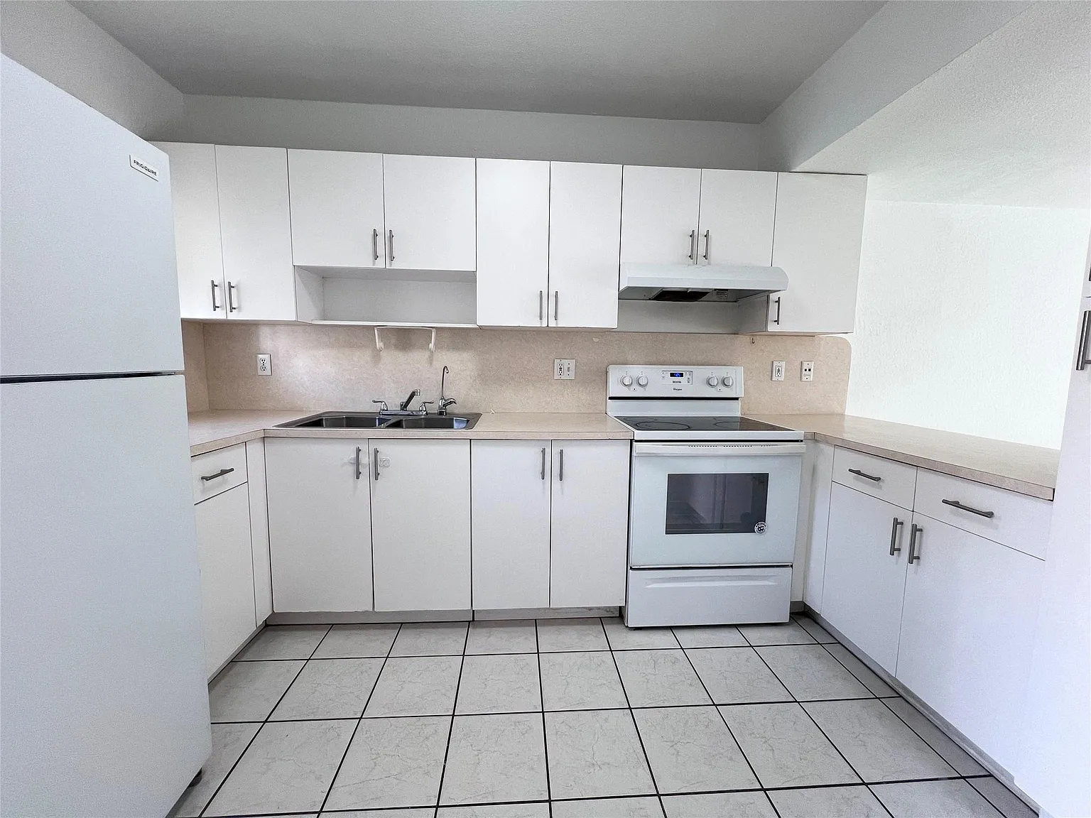 2 bed, 1.5 bath, 930 sqft, $2,500 — Photo 2