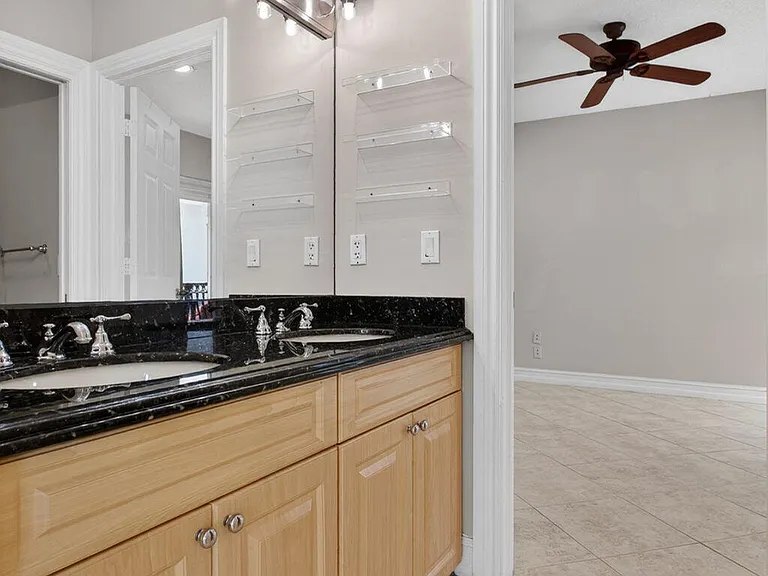 4901 NE 29th Ave — Photo 40