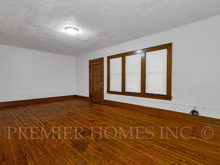 115-123 Louis Ave #121 — Photo 9