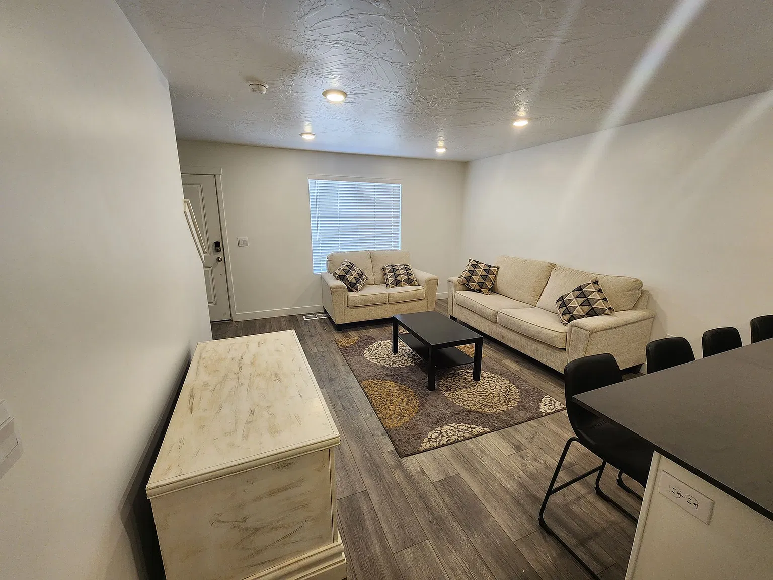 506 S May Dr — Photo 4