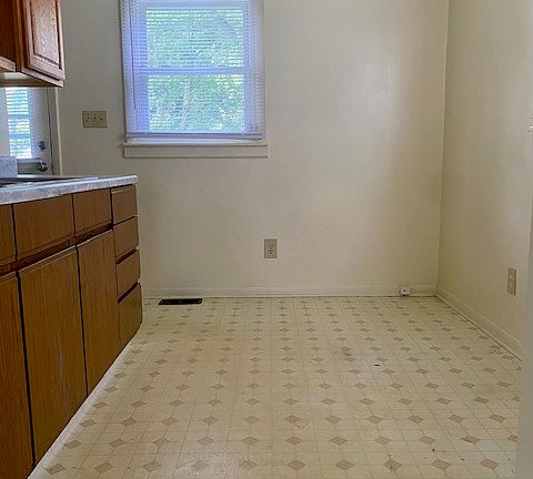 5th image of 1110 N Goodlet Ave