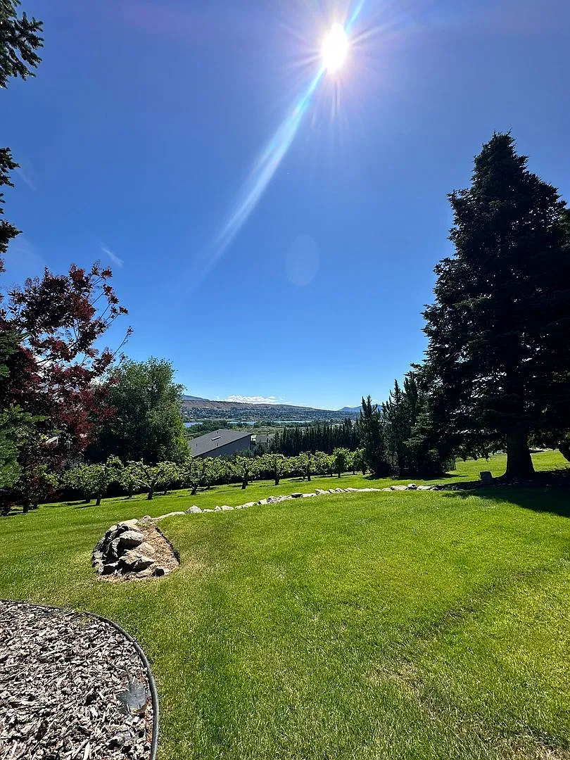 Stunning 4 Bedroom, 3 Bathroom Home, with Amazing Views! — Photo 4