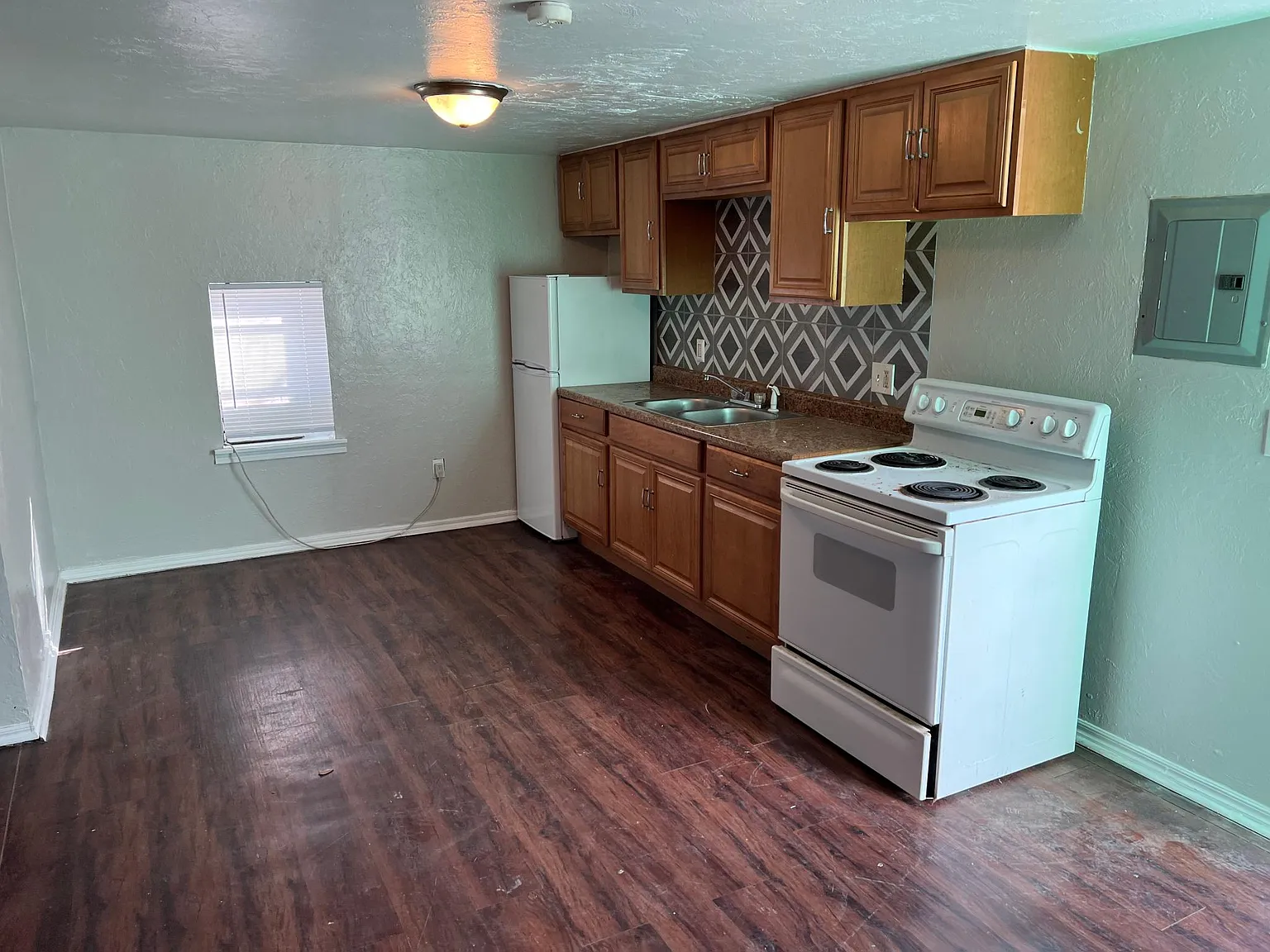 1818 N Cross Ave — Photo 2
