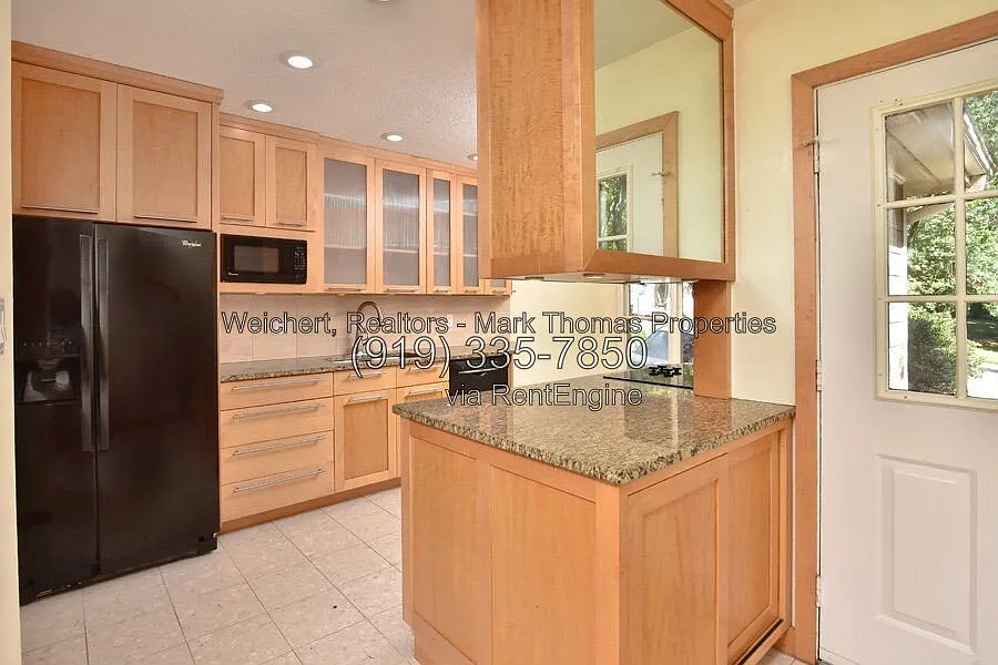3 bed, 2.0 bath, 1600 sqft, $2,300 — Photo 3