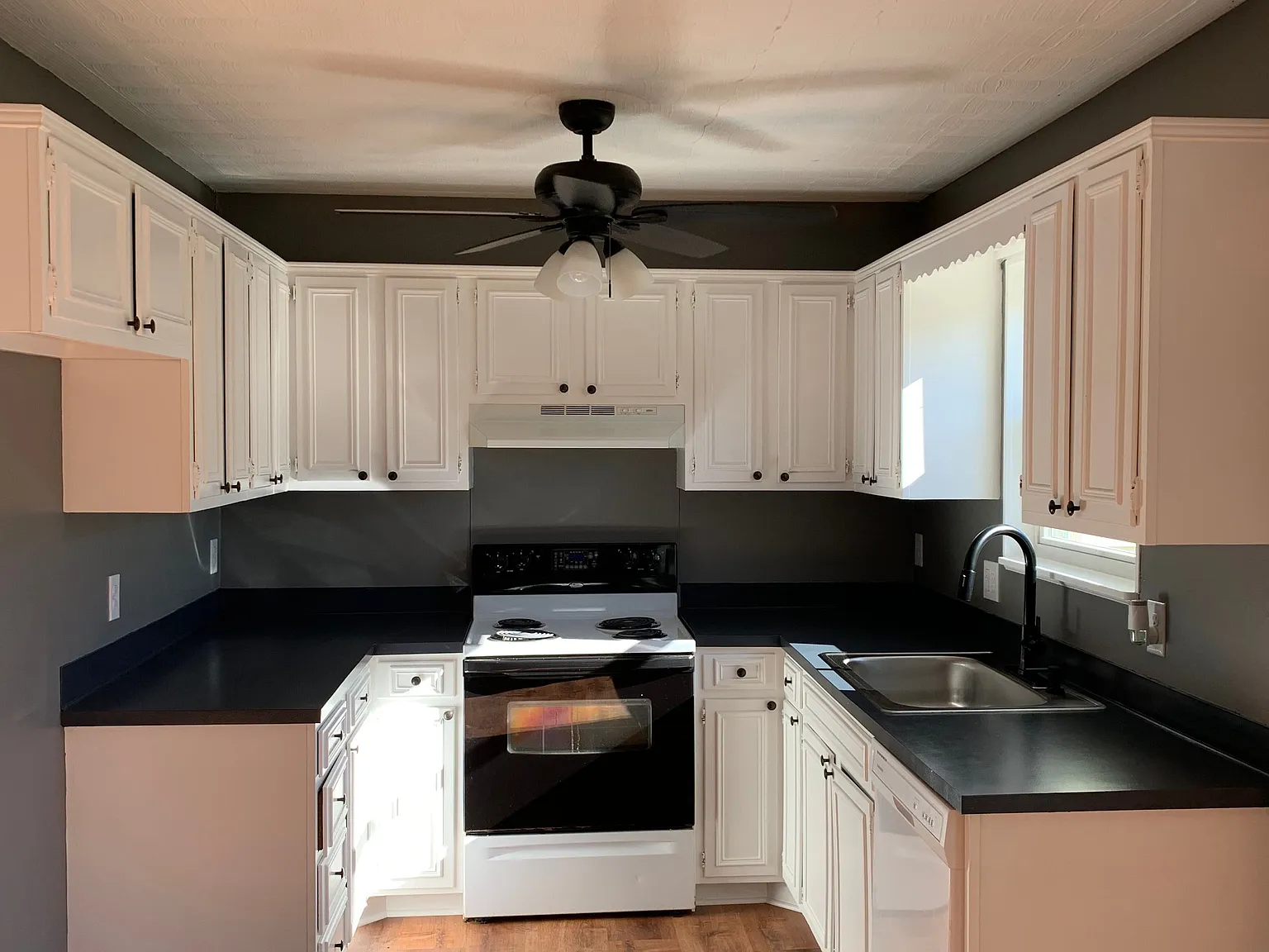 2 bed, 1.5 bath, 1100 sqft, $1,300 — Photo 4