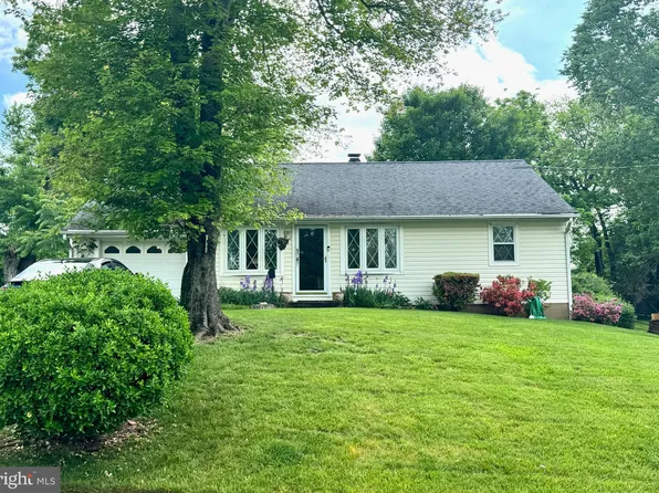 1747 Gilson St, Falls Church, VA 22043