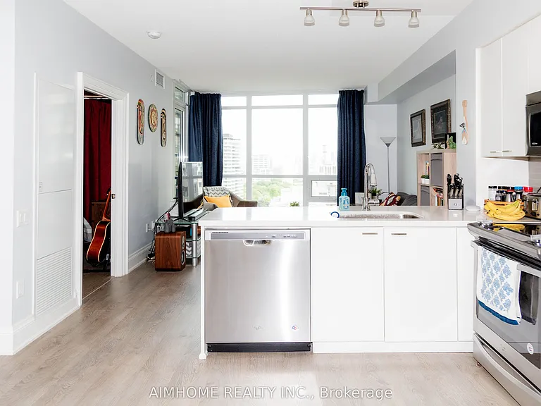 30 Roehampton Ave #2101 — Photo 6
