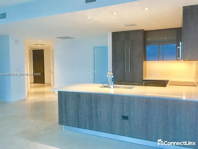 88 SW 7th St #3402 — Photo 2