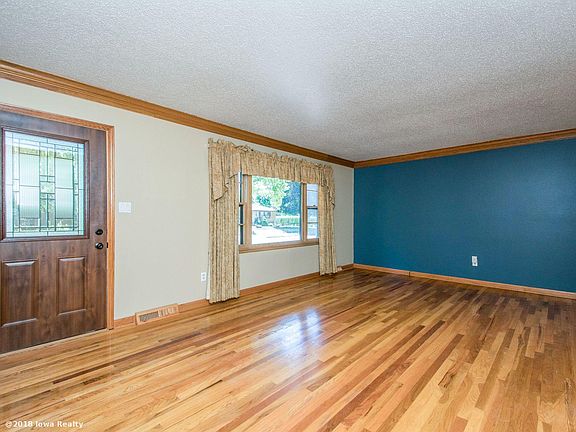 2nd image of 318 SW Westlawn Dr