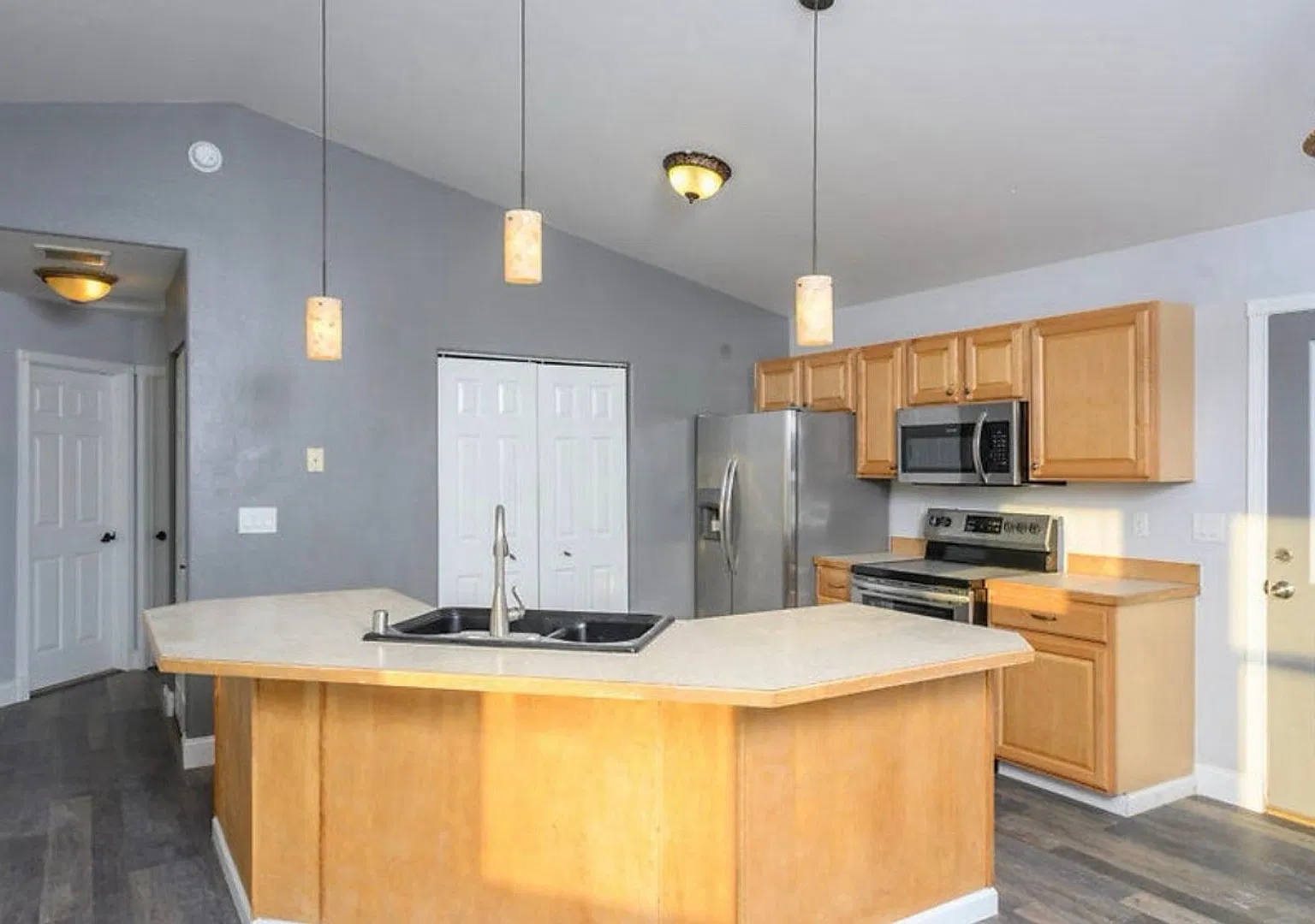 Adorable and affordable single family 2 bedroom, Ranch Style home with a fenced in back yard! — Photo 2