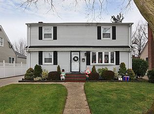 13 S Elm St, Hicksville, NY 11801