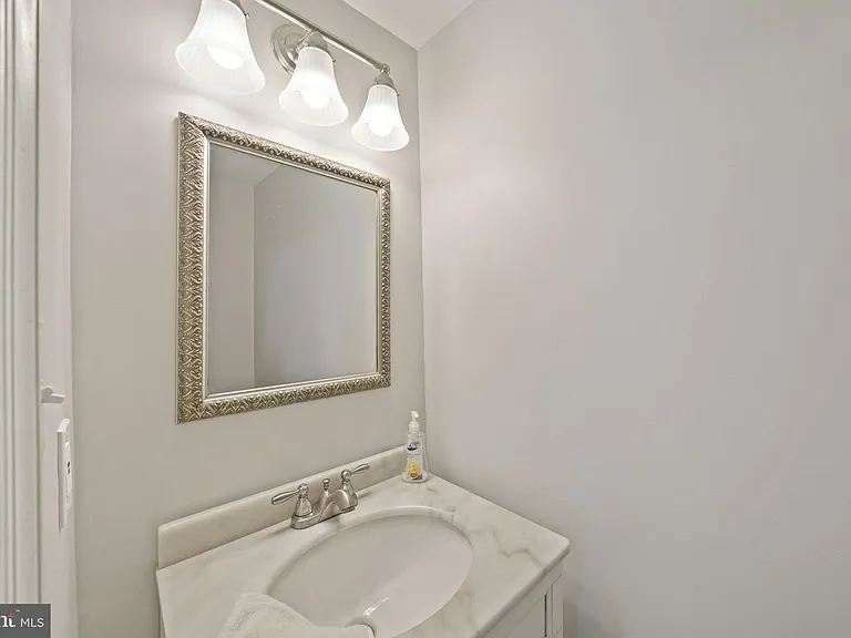 1020 Powhatan St — Photo 23