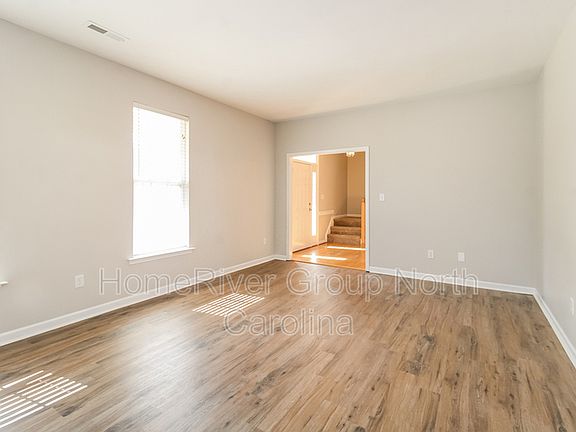 3rd image of 807 Croftwood Dr