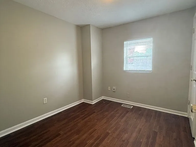 2020 Boyd Ave — Photo 9