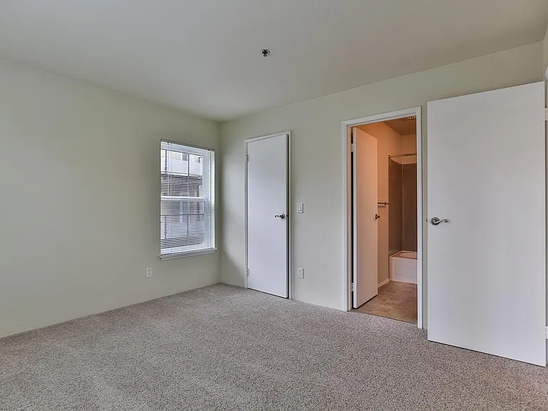 Charbonneau Apartments — Photo 14