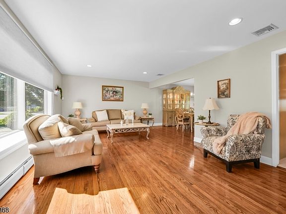 4th image of 184 Andover Dr