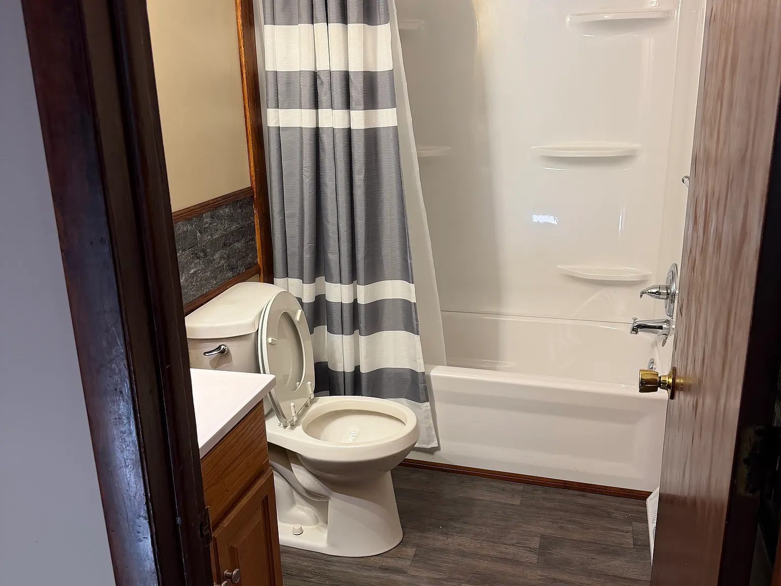 2 bed, 1.5 bath, 911 sqft, $975 — Photo 3