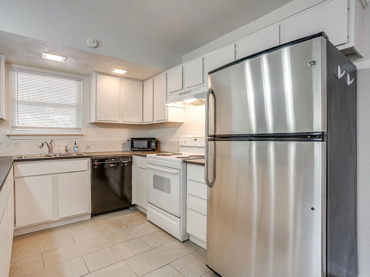 2 bed, 890 sqft, $1,595 — Photo 3