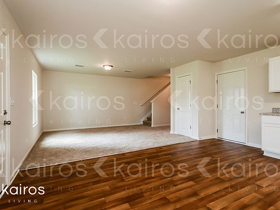 4th image of 2556 Naples Ln