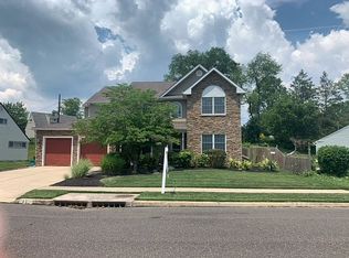 11 Camellia Rd, Levittown, PA 19057